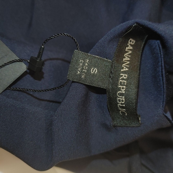 SoldBANANA REPUBLIC scalloped silk tank top - Picture 3 of 4